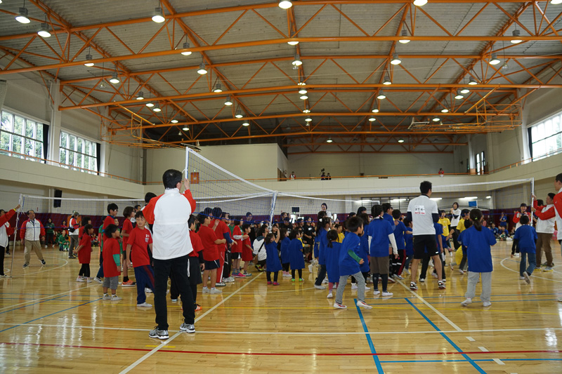 コートを5つに分けて行なわれた「ジャイアントバレー」