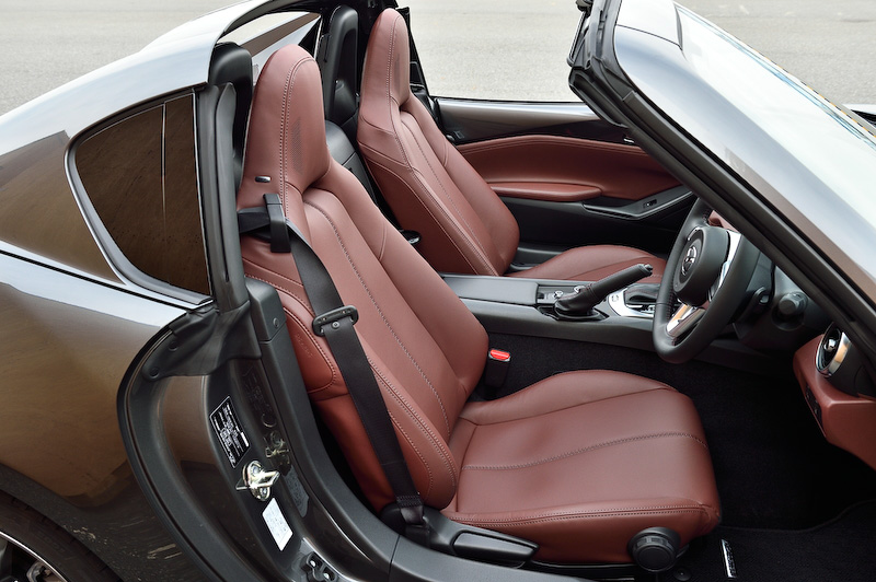 オーバーン（赤褐色）のナッパレザーシートを装備する「VS」グレードのインテリア。3眼メーターの左側ではルーフの開閉状況をアニメーションで表示することもできる