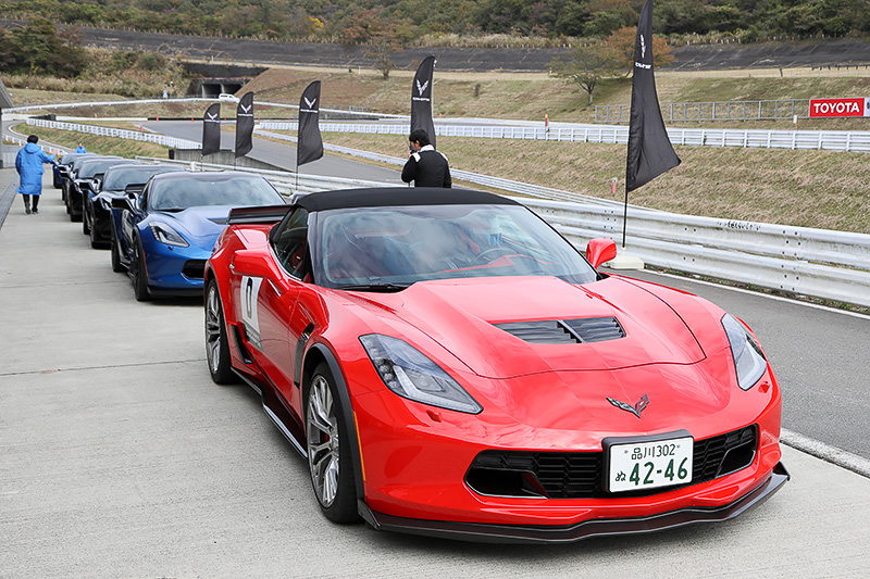 ショートコースではプロドライバー先導でコース取りを学ぶカリキュラムを実施