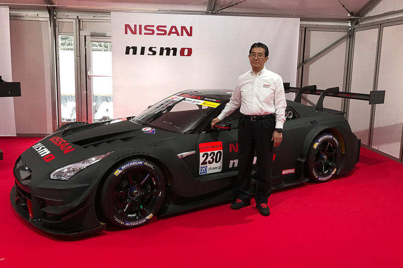 2017年仕様の「Nissan GT-R NISMO GT500」とニッサン・モータースポーツ・インターナショナル株式会社 社長 片桐隆夫氏