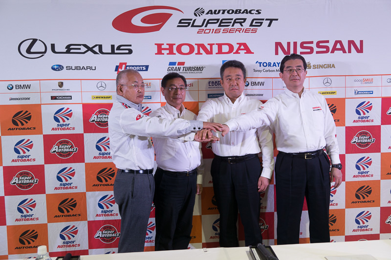 坂東代表と3メーカー代表者の記念撮影