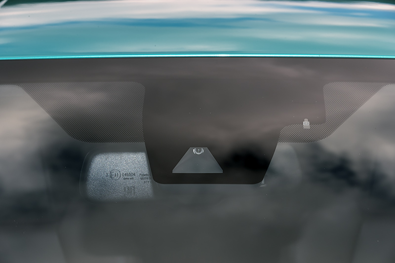 ミリ波レーダーと単眼カメラを備えたToyota Safety Sense Pを標準装備。単眼カメラがフロントウィンドウ上部に装着される