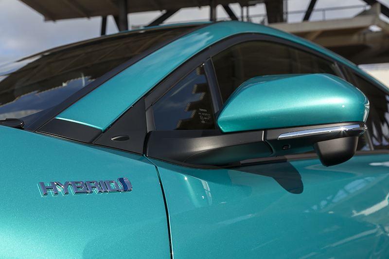 助手席用サイドミラーには下部確認用のサブミラーが付く