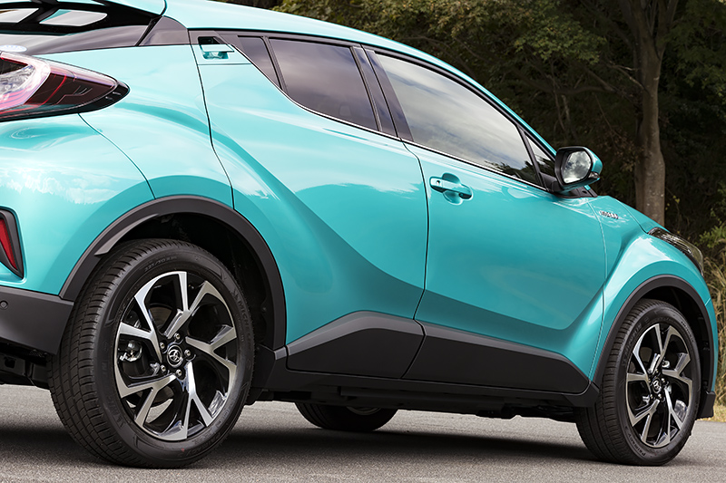 サイドはダイヤモンドをモチーフとした彫りの深いデザイン