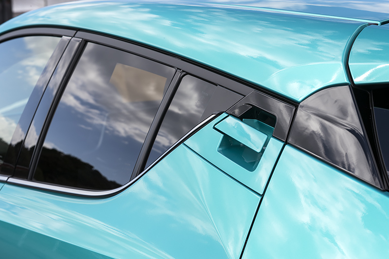 リアドアハンドルはドア上部に付く