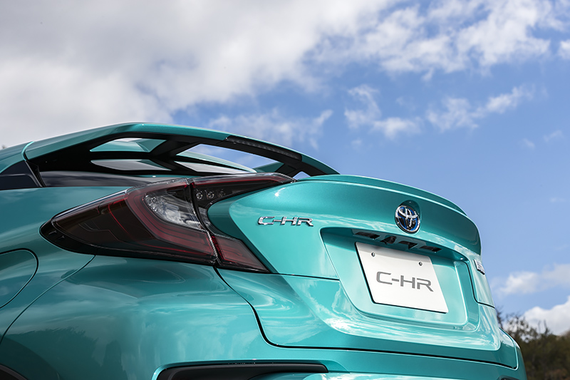 ルーフエンドはスポイラー形状