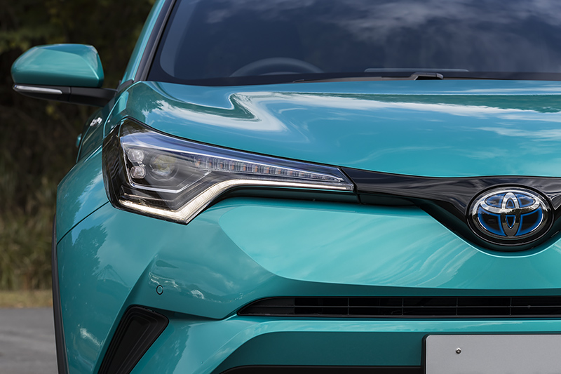 ヘッドライトは2種類。こちらはフルLEDヘッドライトでサイドに車名ロゴが入る