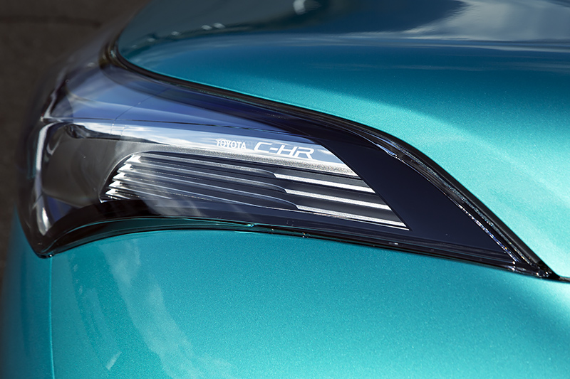 ヘッドライトは2種類。こちらはフルLEDヘッドライトでサイドに車名ロゴが入る