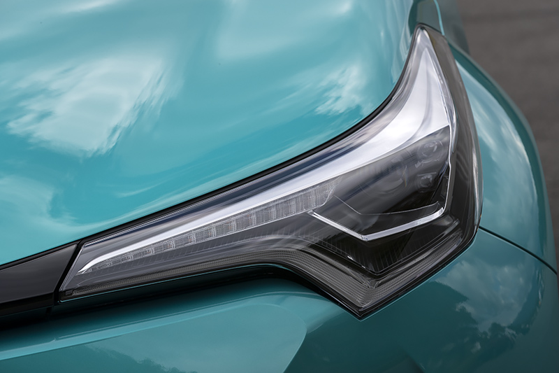 フルLEDヘッドライトの点灯パターン。ウィンカー部のLEDは内から外に流れるように点灯する