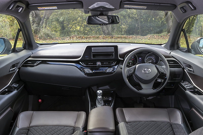 インパネまわりはハイブリッド車と変わらない