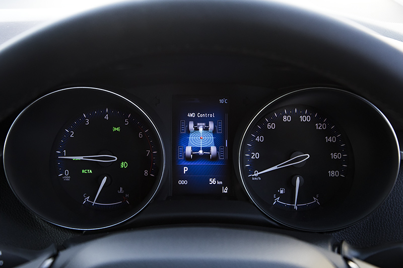 メーターは左側がタコメーターに。中央のインフォメーションディスプレイでは、ガソリンエンジン車は4WDの動作状況を表示するモードが用意される
