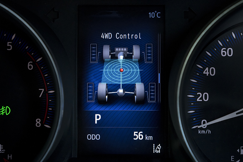 メーターは左側がタコメーターに。中央のインフォメーションディスプレイでは、ガソリンエンジン車は4WDの動作状況を表示するモードが用意される