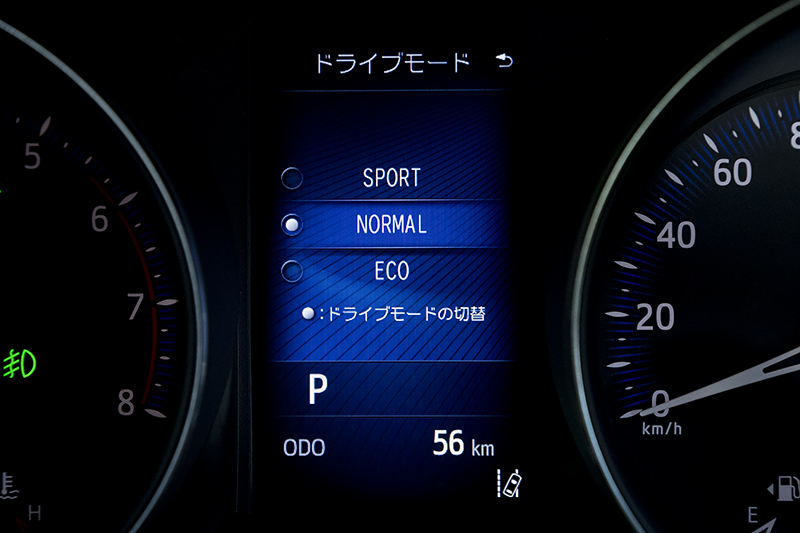 メーターは左側がタコメーターに。中央のインフォメーションディスプレイでは、ガソリンエンジン車は4WDの動作状況を表示するモードが用意される