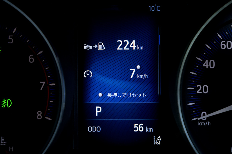 メーターは左側がタコメーターに。中央のインフォメーションディスプレイでは、ガソリンエンジン車は4WDの動作状況を表示するモードが用意される