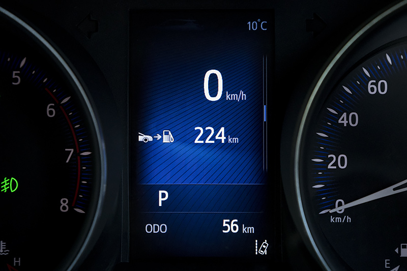 メーターは左側がタコメーターに。中央のインフォメーションディスプレイでは、ガソリンエンジン車は4WDの動作状況を表示するモードが用意される