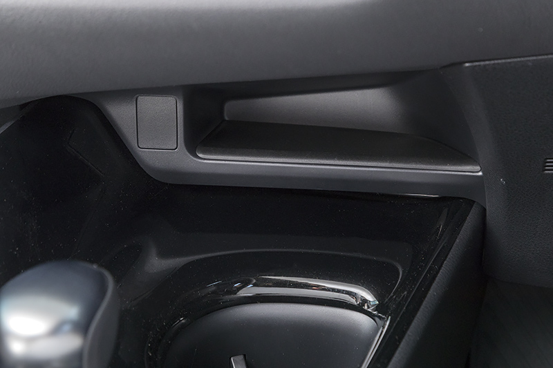 センターコンソール前には小物入れ