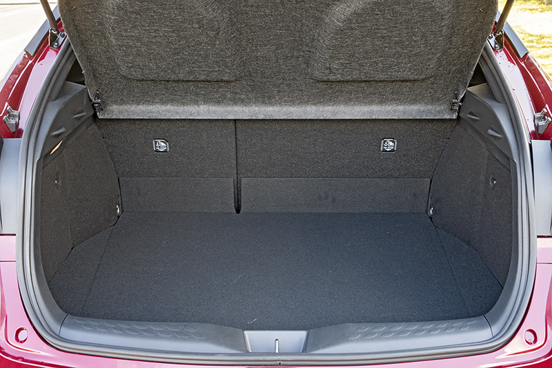 ラゲッジ。リアシートは分割可倒式