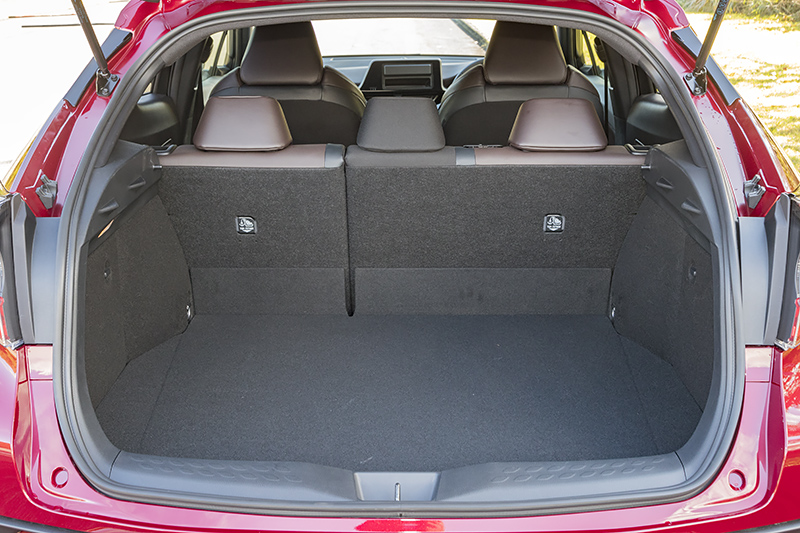 ラゲッジ。リアシートは分割可倒式