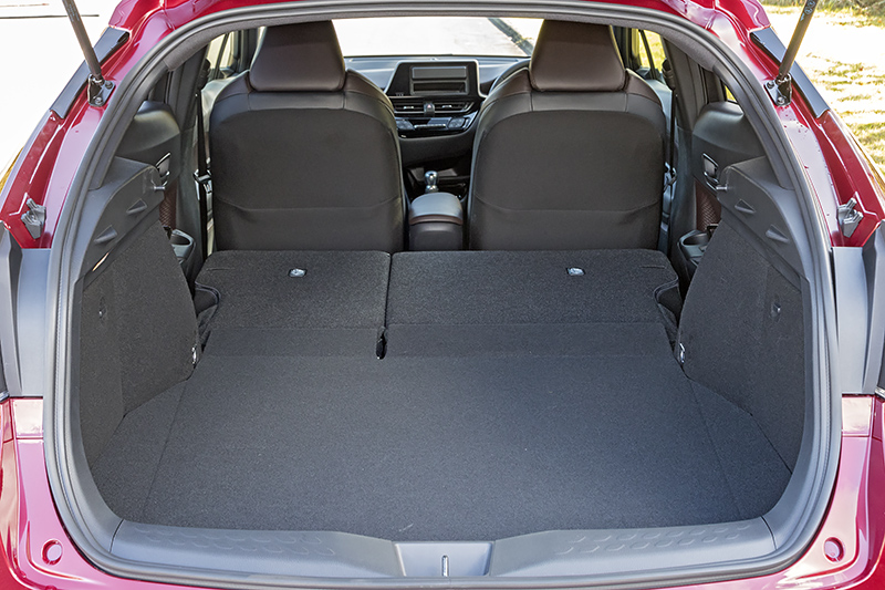 ラゲッジ。リアシートは分割可倒式