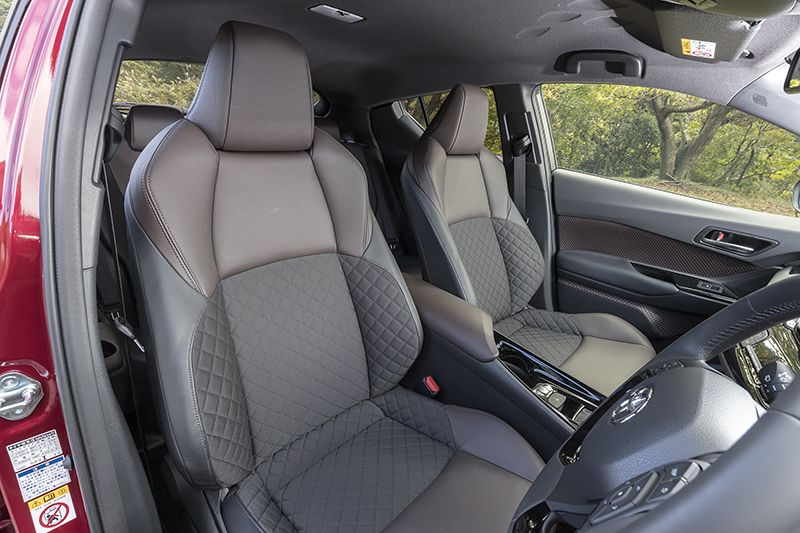 リスコスブラウンカラーの1.2リッターターボ（G-T）のインテリア。シートは本革に上級ファブリックを組み合わせたコンビネーション