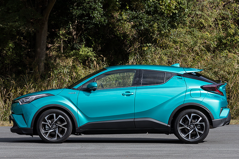 こちらは新色となる「ラディアントグリーンメタリック」カラーの1.8リッターハイブリッドで、グレードはG。フロントグリルのエンブレムからフロントタイヤの上部まで翼形状に回り込んだヘッドライトはLED式で、ウィンカーには内から外に流れるように点灯する「LEDシーケンシャルターンシグナルランプ」（トヨタブランド初採用）を装備。リアのコンビネーションランプもLEDになっている