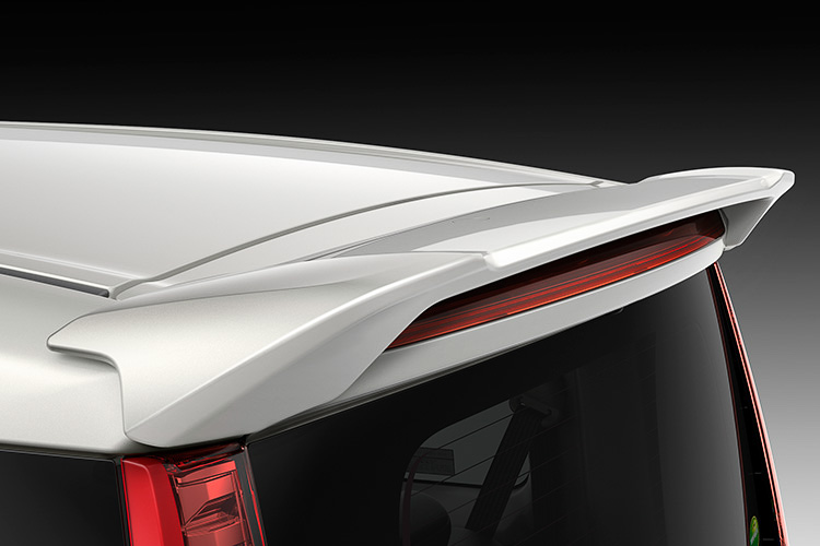 リアスポイラー：塗装済3万7800円、素地3万3480円