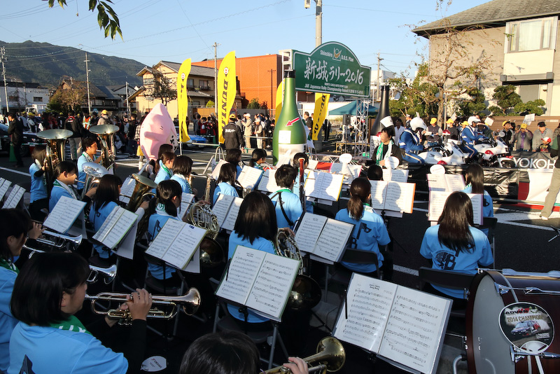 地元新城高校吹奏楽部の演奏と新城小学校の児童に迎えられスタートする新城ラリー。競技前日は平日だっただけに一般の観戦客はまばらだが、それだけに地元との密着感も感じられいい雰囲気だ