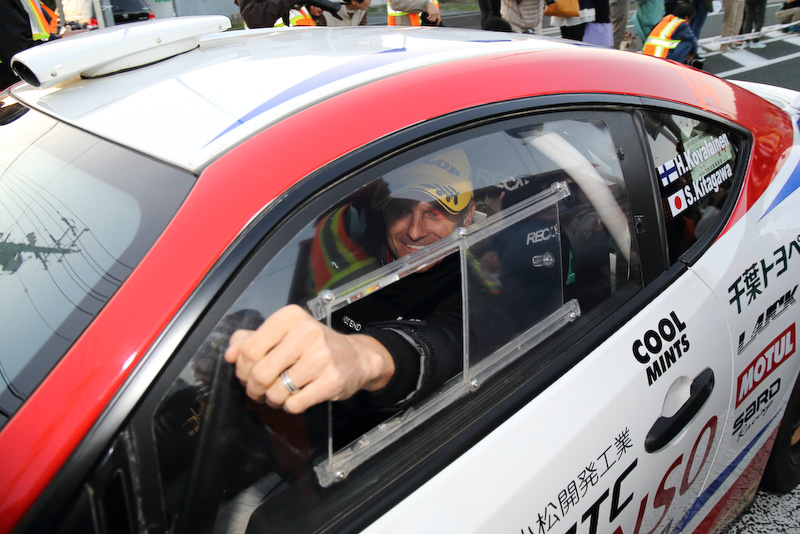 地元新城高校吹奏楽部の演奏と新城小学校の児童に迎えられスタートする新城ラリー。競技前日は平日だっただけに一般の観戦客はまばらだが、それだけに地元との密着感も感じられいい雰囲気だ