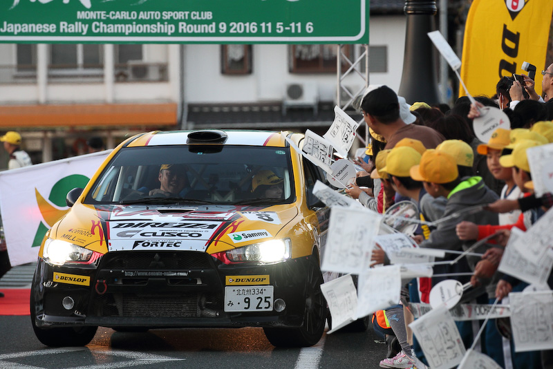 地元新城高校吹奏楽部の演奏と新城小学校の児童に迎えられスタートする新城ラリー。競技前日は平日だっただけに一般の観戦客はまばらだが、それだけに地元との密着感も感じられいい雰囲気だ