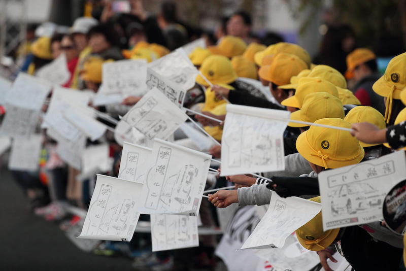 地元新城高校吹奏楽部の演奏と新城小学校の児童に迎えられスタートする新城ラリー。競技前日は平日だっただけに一般の観戦客はまばらだが、それだけに地元との密着感も感じられいい雰囲気だ