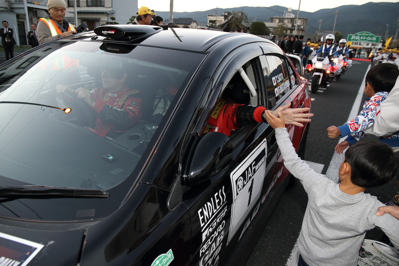 地元新城高校吹奏楽部の演奏と新城小学校の児童に迎えられスタートする新城ラリー。競技前日は平日だっただけに一般の観戦客はまばらだが、それだけに地元との密着感も感じられいい雰囲気だ