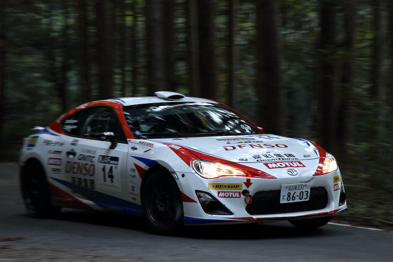 元F1ドライバーで現在SUPER GTに参戦中のヘイキ・コバライネン選手の乗る左ハンドルの86は、FIA R3規定のラリー仕様車 GT86 CS-R3（大会プログラムではトヨタ86 CS-R3）だ