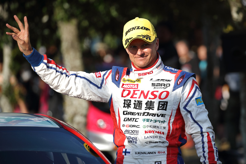 元F1ドライバーで現在SUPER GTに参戦中のヘイキ・コバライネン選手の乗る左ハンドルの86は、FIA R3規定のラリー仕様車 GT86 CS-R3（大会プログラムではトヨタ86 CS-R3）だ