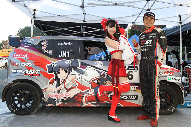 クスコジュニアラリーチームのレースクイーン（ラリークイーンか？）として4年もの間ラリーファンに親しまれてきた七井しおりさんが、今シーズンでその活動を卒業した。セレモニアルフィニッシュではJN2シリーズチャンピオンを獲得した明治慎太郎選手から花束の贈呈も