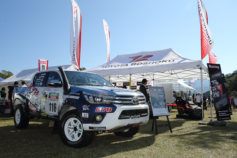 トヨタ紡織ブースには同社のシートを装着した日本未導入のハイラックスREVOのラリーカーが展示された