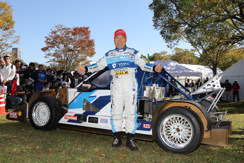 1995年のパイクスピークヒルクライムで総合優勝したツインエンジン・エスクードはエンジン音を披露した