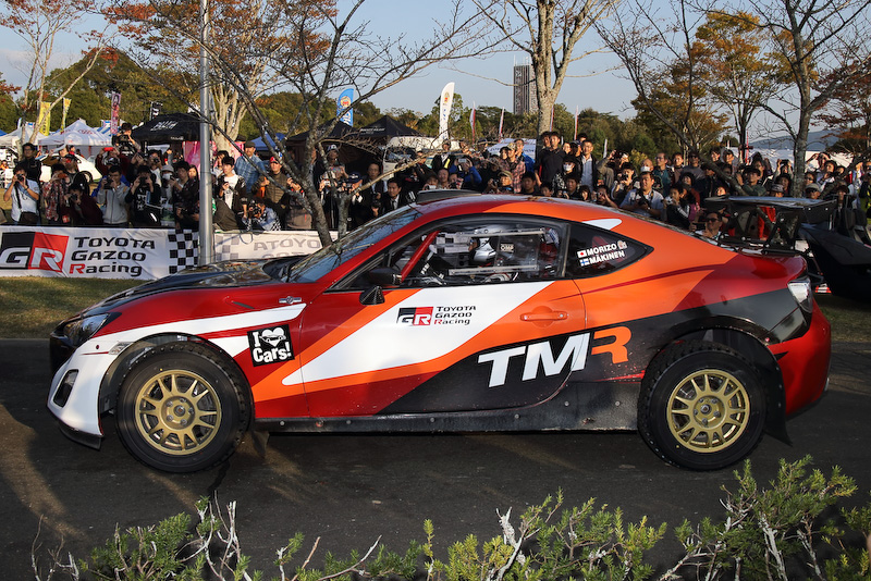 各マシンのデモラン終了後、突然モリゾウ選手ことトヨタ自動車 社長の豊田章男氏が2014年に製作された4WDマシン「GR 86×（クロス）」で登場。その後、発売間近の<a href="http://car.watch.impress.co.jp/docs/news/1028485.html">新型C-HRに乗り換えてデモラン</A>を披露した