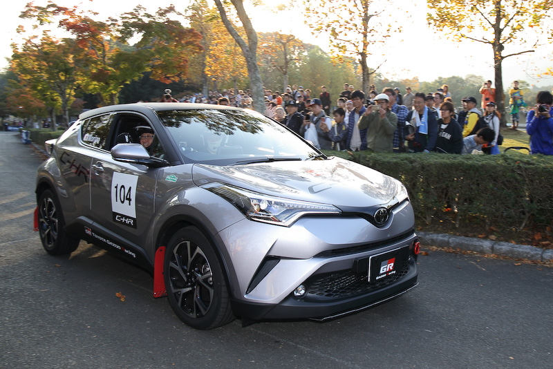 各マシンのデモラン終了後、突然モリゾウ選手ことトヨタ自動車 社長の豊田章男氏が2014年に製作された4WDマシン「GR 86×（クロス）」で登場。その後、発売間近の<a href="http://car.watch.impress.co.jp/docs/news/1028485.html">新型C-HRに乗り換えてデモラン</A>を披露した