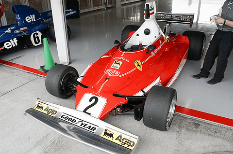 フェラーリ 鈴鹿フォーミュラ 1 VIP ダウンベスト レッド