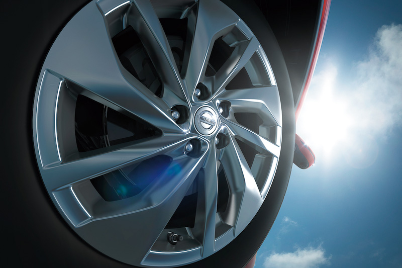 専用18インチアルミホイール（タイヤサイズ：225/60 R18）