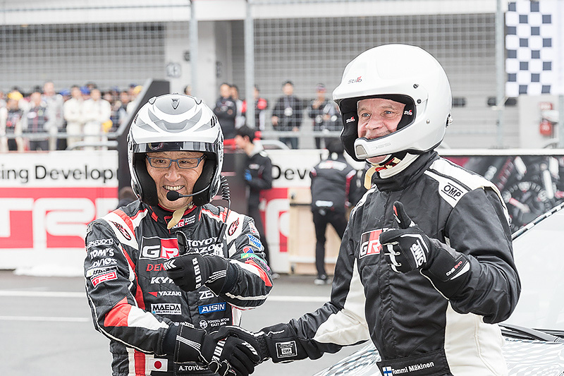 TOYOTA GAZOO Racing FESTIVAL 2016にサプライズで「ヤリスWRCテストカー」が登場。乗っていたのは豊田章男氏とトミ・マキネン氏