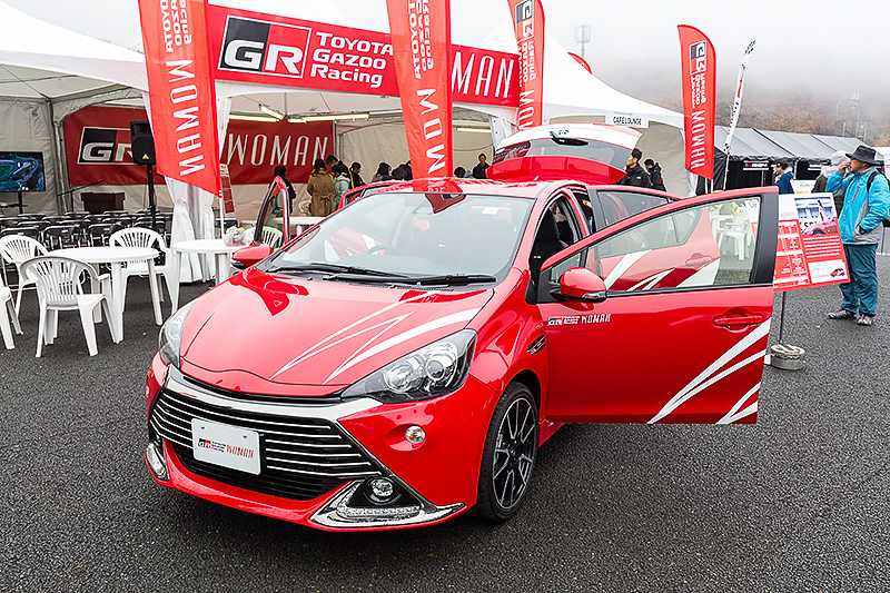 女性も楽しめるモータースポーツを目指す「TOYOTA GAZOO Racing WOMAN」のブース