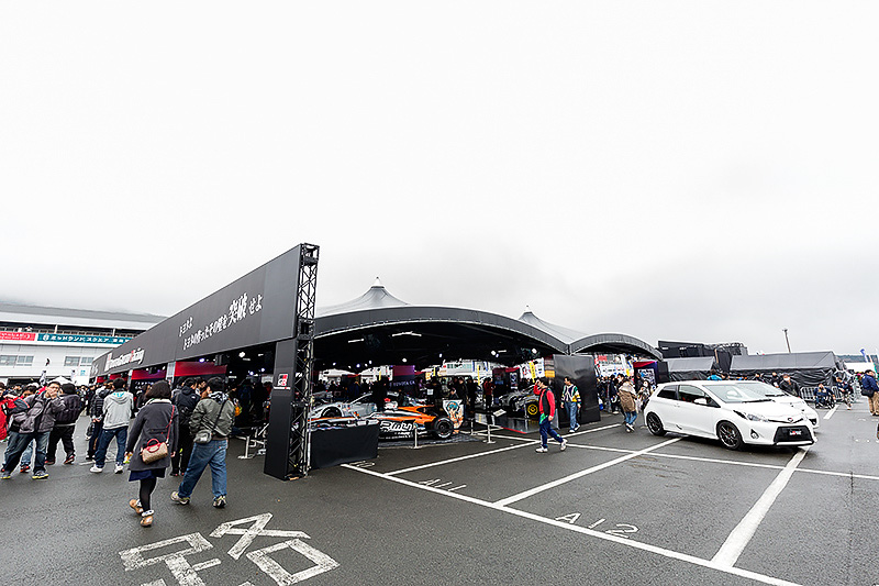 数々のマシンが並ぶTOYOTA GAZOO Racing EXHIBITIONテント