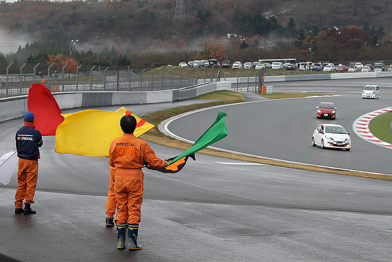 トヨタ 2000GTなど300台あまりがサーキットを走行