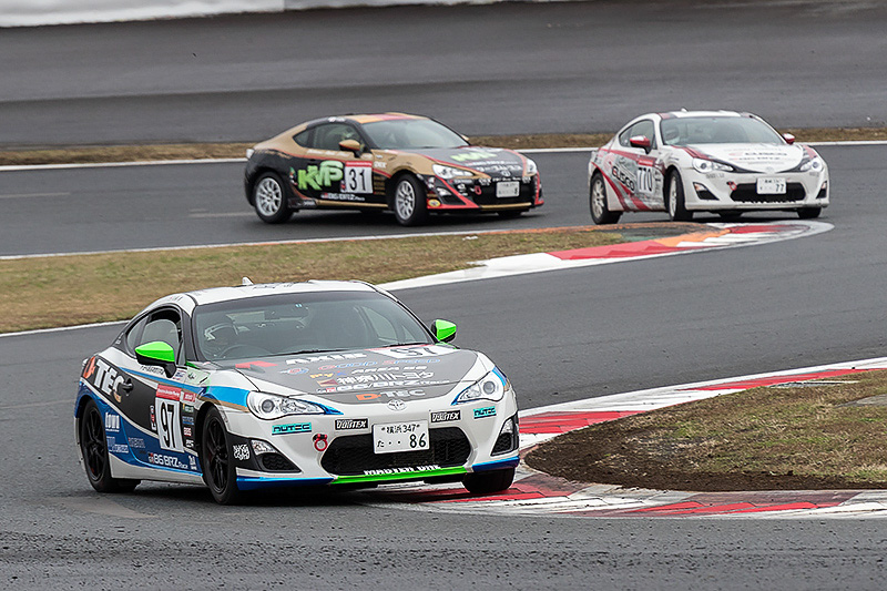 プロフェッショナルシリーズとクラブマンシリーズに参戦する車両37台が混走したレースは、♯97近藤翼選手が制した