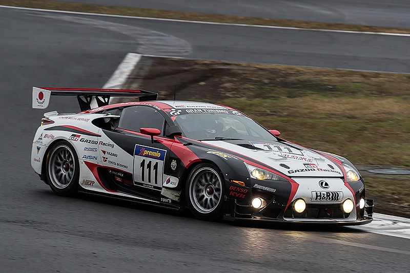 雨模様で薄暗いニュルを思わせる天候のなか、8台のマシンが走行