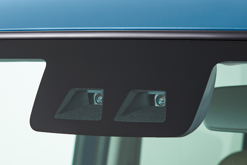 フロントウィンドウにステレオカメラを備える「スマートアシストIII」を新採用歩行者に対しても「緊急ブレーキ」が作動するようになるなど安全性が高められた