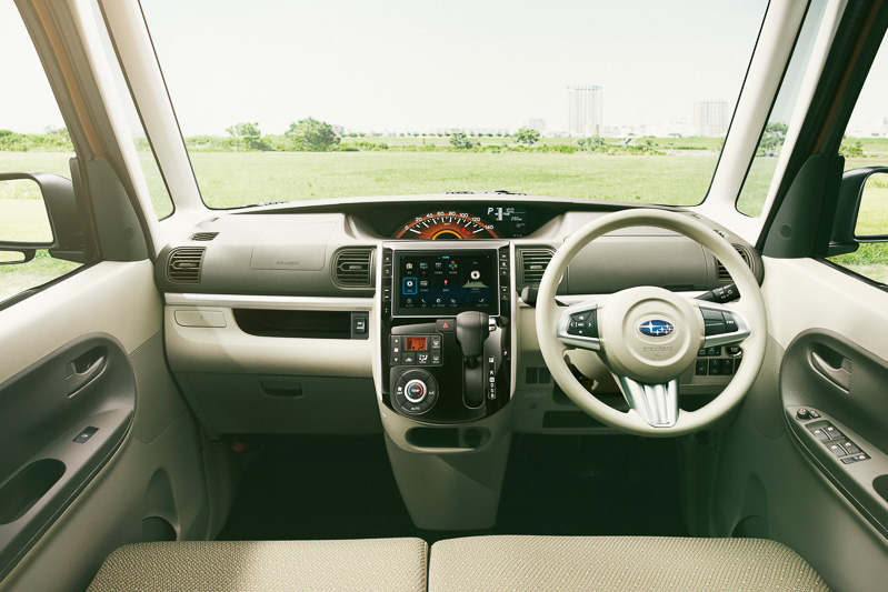 内装色は明るいブラウン系を基本に、シート表皮やドアトリムなどがブラックになる「ブラックインテリアセレクション」をオプション設定