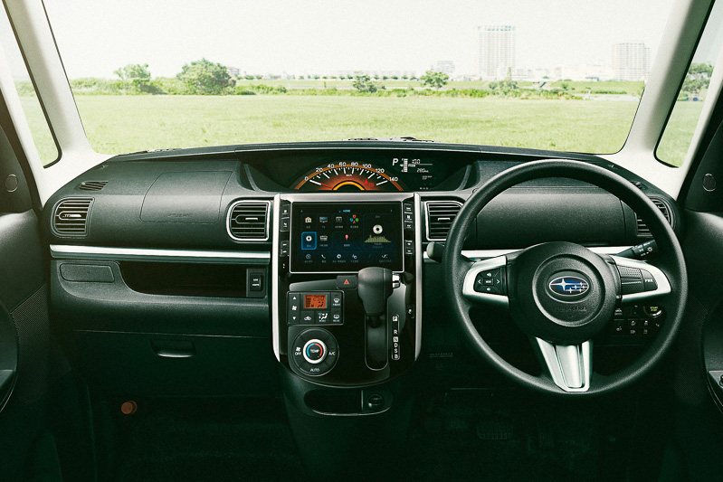 内装色は明るいブラウン系を基本に、シート表皮やドアトリムなどがブラックになる「ブラックインテリアセレクション」をオプション設定