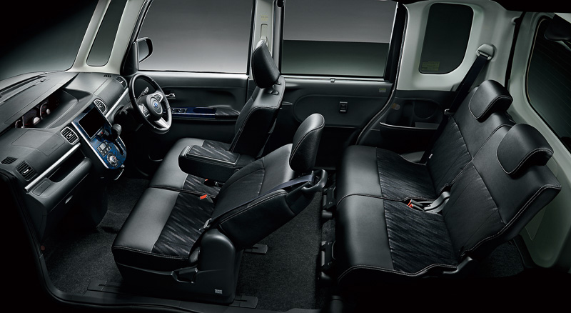 内装色は明るいブラウン系を基本に、シート表皮やドアトリムなどがブラックになる「ブラックインテリアセレクション」をオプション設定